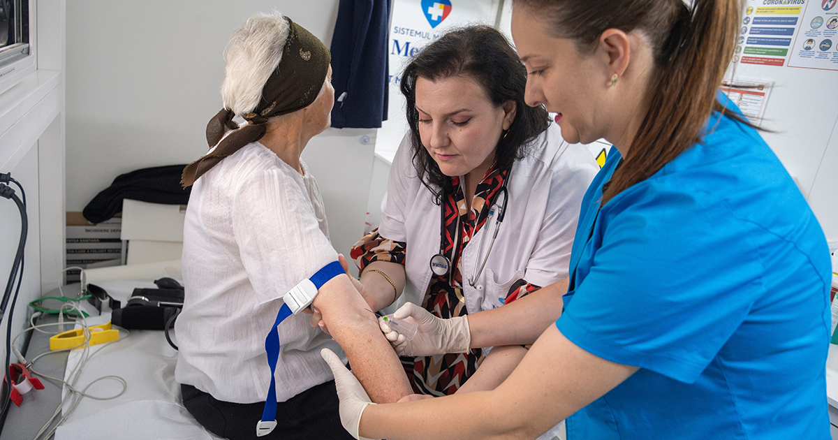 Medicii MedLife trag un semnal de alarmă după 6 caravane medicale în țară: 1 din 4 pacienți are risc de diabet, iar aproape jumătate au colesterol crescut